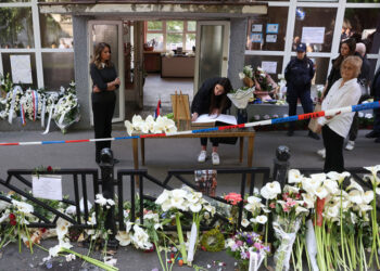Λουλούδια έξω από το Δημοτικό «Βλάντισλαβ Ρίμπνικαρ» στο Βελιγράδι (φωτ.: EPA / Andrej Cukic)
