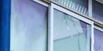 Το σπασμένο τζάμι στο 20ό Δημοτικό Αχαρνών (φωτ.: Facebook / Μαρία Χρ. Ναυροζίδου)