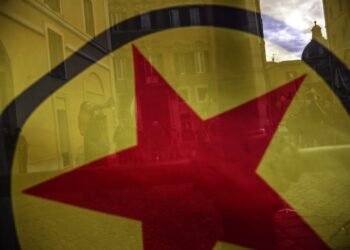 Σημαία του ΡΚΚ στη διάρκεια παλιότερης διαμαρτυρίας στη Ρώμη (φωτ.: EPA/Riccardo Antimiani)