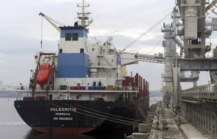 Με oυκρανικά σιτηρά είναι φορτωμένο το bulk carrier στο λιμάνι της πόλης Τσορνομόρσκ, κοντά στην Οδησσό (φωτ.: EPA / Igor Tkachenko)
