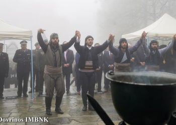 Πυρριχιστές στο χορό σέρρα στην Παναγία Σουμελά, μπροστά από την προτομή του Αλέξανδρου Υψηλάντη (φωτ.: Μητρόπολη Βεροίας, Ναούσης, Καμπανίας / Antonios Dovrinos)
