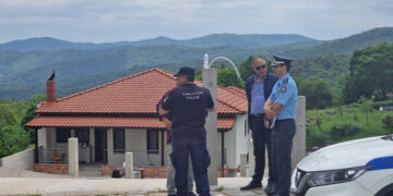 Αστυνομικοί έξω από το σπίτι στη Στρατονίκη Χαλκιδικής όπου ο 36χρονος σκότωσε τη σύζυγό του, τραυμάτισε τον γιο τους και στη συνέχεια αυτοκτόνησε (φωτ.: halkidikinews.gr