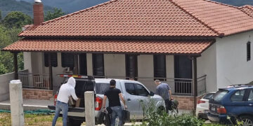 Το σπίτι στη Στρατονίκη Χαλκιδικής όπου ο 36χρονος σκότωσε τη σύζυγό του, τραυμάτισε τον γιο τους και στη συνέχεια αυτοκτόνησε (φωτ.: halkidikinews.gr)