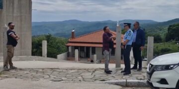 Στο βάθος διακρίνεται το σπίτι όπου ζούσε η οικογένεια στη Σtρατονίκη της Χαλκιδικής (φωτ.: YouTube)