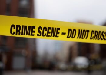 Ταινία της αστυνομίας οριοθετεί το χώρο του εγκλήματος (φωτ.: EPA/Justin Lane)