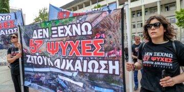 Στιγμιότυπο από παλιότερη συγκέντρωση συγγενών των θυμάτων του σιδηροδρομικού δυστυχήματος των Τεμπών (φωτ.: EUROKINISSI/Λεωνίδας Τζέκας)