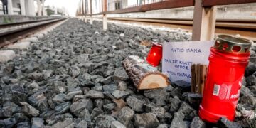 Κεριά κι ένα σημείωμα που γράφει «Αντίο μαμά, πάω σε καλύτερο μέρος, στον Παράδεισο», στις ράγες του σιδηροδρομικού σταθμού της Λάρισας (φωτ.: EUROKINISSI/Λεωνίδας Τζέκας)