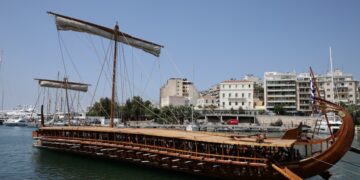 Στην πλατεία Αλεξάνδρας, στον Πειραιά θα βρίσκεται έως τις 4 Ιουνίου η τριήρης για όποιον θέλει να την θαυμάσει από κοντά (φωτ.: EUROKINISSI/Βασίλης Ρεμπάπης)