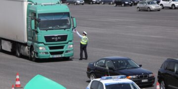 Τροχονόμος ρυθμίζει την κυκλοφορία βαρέων οχημάτων στα διόδια Ελευσίνας (φωτ.: ΑΠΕ-ΜΠΕ/Γιώργος Βιτσαράς)