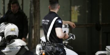 Τροχονόμος στη διάρκεια ελέγχων (φωτ.: EUROKINISSI)