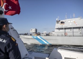 Σκάφος της τουρκικής ακτοφυλακής προειδοποιεί σκάφος του ελληνικού Λιμενικού γιατί... πλέει σε ελληνικά νερά που τα έχουν βαφτίσει τουρκικά, κοντά στη Λέσβο (φωτ.: EPA/ Erdem Sahin)