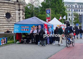 Τούρκοι ψηφοφόροι σε εκλογικό περίπτερο του Κεμάλ Κιλιτσντάρογλου στο Μόναχο της Γερμανίας (φωτ.: Χριστίνα Κωνσταντάκη)