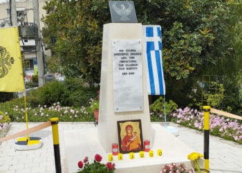 Το μνημείο στην Πλατεία Πόντου στα Προσφυγικά του Καρέα (φωτ.: Facebook / George Lenis)