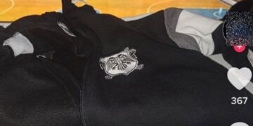 Λίγες ώρες μετά το περιστατικό, άγνωστοι ανήρτησαν φωτογραφίες με τη ζακέτα στο TikTok, διαφημίζοντάς την ως «λάφυρο» (φωτ.: tik tok)