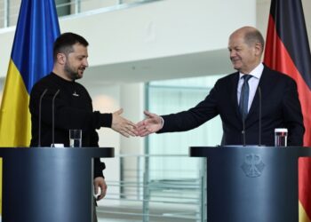 Από αριστερά, ο Ουκρανός πρόεδρος Βολοντίμιρ Ζελένσκι και ο Γερμανός καγγελάριος Όλαφ Σολτς ετοιμάζονται για χειραψία, στη διάρκεια της κοινής συνέντευξης Τύπου που έδωσαν στο Βερολίνο (φωτ.: EPA/Clemens Bilan)