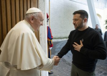 Στιγμιότυπο από τη συνάντηση του Βολοντίμιρ Ζελένσκι με τον πάπα Φραγκίσκο (φωτ.: ΕΡΑ/Γραφείο Τύπου Βατικανού)