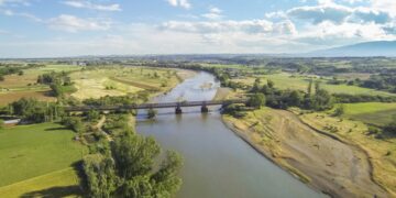 Αεροφωτογραφία που απεικονίζει την μεταλλική σιδηροδρομική γέφυρα του Πολυκάστρου και στο βάθος την πόλη του Πολυκάστρου (φωτ.: Σωκράτης Μουρατίδης)