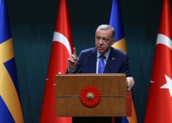 Ο Τούρκος πρόεδρος Ρετζέπ Ταγίπ Ερντογάν μετά τη συνάντησή του με τον πρωθυπουργό της Σουηδίας Ουλφ Κρίστερσον, στην Άγκυρα (φωτ. αρχείου: 
EPA / Necati Savas)
