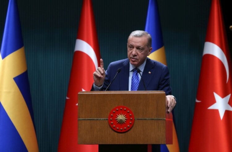 Ο Τούρκος πρόεδρος Ρετζέπ Ταγίπ Ερντογάν μετά τη συνάντησή του με τον πρωθυπουργό της Σουηδίας Ουλφ Κρίστερσον, στην Άγκυρα (φωτ. αρχείου: 
EPA / Necati Savas)