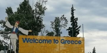 Ο τσολιάς καλωσορίζει τους τουρίστες (φωτ.: pontosnews.gr)