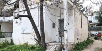 Άποψη από το εγκαταλελειμμένο σπίτι επί της οδού Μυλοποτάμου στο Ίλιον όπου οκτώ ανήλικοι επί ένα μήνα βίαζαν και κακοποιούσαν 15χρονο συμμαθητή τους (φωτ. αρχείου:
Μιχάλης Καραγιάννης/EUROKINISSI)