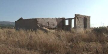 Το εγκαταλελειμμένο σπίτι όπου φέρεται να δολοφονήθηκε η 27χρονη Πολωνή στην Κω (πηγή: YouTube/ MegaLiveNews)
