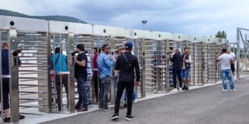 Εικόνα από τις πύλες του Κέντρου Υποδοχής και Ταυτοποίησης (ΚΥΤ) Μαλακάσας όπου εξακολουθούν να προσέρχονται συγγενείς διασωθέντων αλλά και αγνοούμενων από το ναυάγιο του δουλεμπορικού, ανοιχτά της Πύλου (φωτ.: Κώστας Τζούμας/ Eurokinissi)