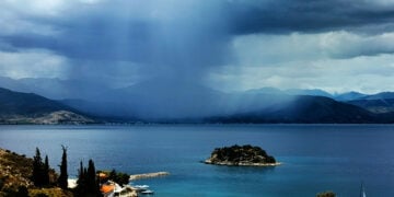 Καταιγίδα πάνω από τη θάλασσα του Ναυπλίου (φωτ.: ΑΠΕ-ΜΠΕ / Ευάγγελος Μπουγιώτης)