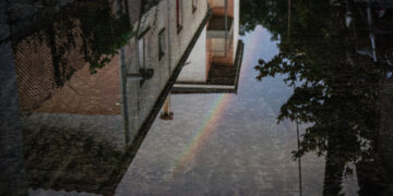 Αντανακλάσεις σε νερό που έχει συσσωρευτεί σε δρόμο μετά την καταιγίδα στα Τρίκαλα (φωτ.: EUROKINISSI / Θανάσης Καλλιάρας)