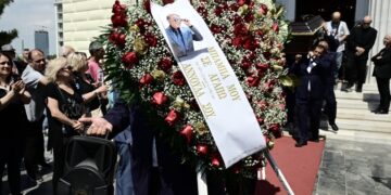 Το στεφάνι της αγαπημένης του κόρης Αννούλας Φλωρινιώτη, με τη φωτογραφία του (φωτ.: EUROKINISSI/Μιχάλης Καραγιάννης)