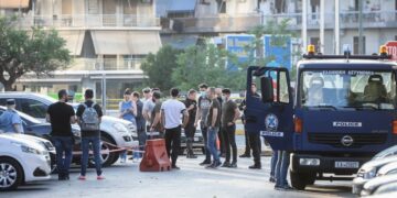 Αστυνομικοί και γερανός της ΕΛΑΣ δίπλα στο κλεμμένο αυτοκίνητο με βαρύ οπλισμό που εντοπίστηκε στο Νέο Κόσμο (φωτ.: Eurokinissi/Βασίλης Ρεμπάπης)