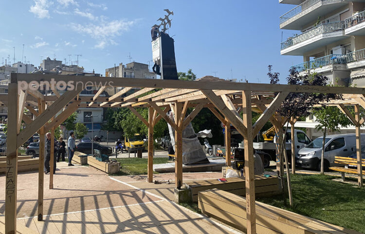 Η κεκλιμένη στήλη έχει ύψος 6 μέτρα για να ξεχωρίζει ανάμεσα στις πολυκατοικίες (φωτ.: pontosnews.gr)