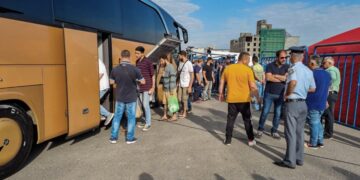 Εικόνα από την αναχώρηση από το λιμάνι της Καλαμάτας των διασωθέντων μεταναστών και προσφύγων από το ναυάγιο ανοιχτά της Πύλου στην οργανωμένη δομή στη Μαλακάσα (φωτ.: ELEFTHERIAONLINE/EUROKINISSI)