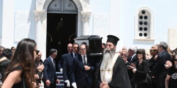Η στιγμή που το φέρετρο με τη σορό της Νόνικας Γαληνέα εξέρχεται του ιερού ναού (φωτ.: Τατιάνα Μπόλαρη/ EUROKINISSI)