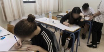 Στιγμιότυπο από Γενικό Λύκειο του Ηρακλείου Κρήτης, κατά την έναρξη των Πανελληνίων Εξετάσεων 2023 (φωτ.: Στέφανος Ραπάνης/ EUROKINISSI)