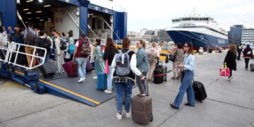 Ταξιδιώτες ετοιμάζονται  να επιβιβαστούν σε πλοίο, στο λιμάνι του Πειραιά στην Πύλη Ε7 (φωτ.: ΑΠΕ-ΜΠΕ/Αλέξανδρος Μπελτές)