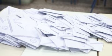 Άνοιγμα κάλπης μετά το τέλος της ψηφοφορίας για τις εθνικές εκλογές σε εκλογικό τμήμα της Θεσσαλονίκης, Κυριακή 25 Ιουνίου 2023 (φωτ.: ΜΟΤΙΟΝΤΕΑΜ / Βασίλης Βερβερίδης)