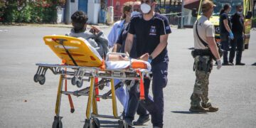 Διασωθείς του ναυαγίου στην Πύλο  μεταφέρεται με φορείο του ΕΚΑΒ (φωτ.: Eurokinissi)