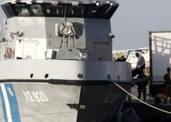 Λιμενικοί μεταφέρουν τις σορούς προσφύγων και μεταναστών μετά το πολύνεκρο ναυάγιο που έγινε ανοικτά της Πύλου, στο λιμάνι της Καλαμάτας (φωτ.: ΑΠΕ-ΜΠΕ/Γιάννης Κολεσίδης)