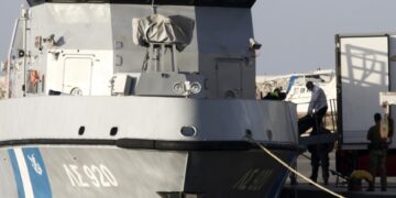 Λιμενικοί μεταφέρουν τις σορούς προσφύγων και μεταναστών μετά το πολύνεκρο ναυάγιο που έγινε ανοικτά της Πύλου, στο λιμάνι της Καλαμάτας (φωτ.: ΑΠΕ-ΜΠΕ/Γιάννης Κολεσίδης)
