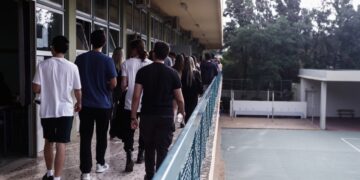 Υποψήφιοι στις φετινές Πανελλήνιες Εξετάσεις, στο 1ο Γενικό Λύκειο Αγίας Παρασκευής (φωτ.: Σωτήρης Δημητρόπουλος/EUROKINISSI)