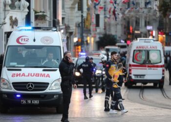 Ασθενοφόρο της ερυθρής ημισελήνου στην Κωνσταντινούπολη (φωτ. αρχείου: EPA/Erdem Sahin)