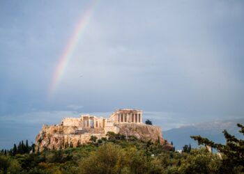 Ουράνιο τόξο πάνω από την Ακρόπολη, ένα από τα όμορφα επακόλουθα της βροχής (φωτ.: EUROKINISSI/Μάρκος Χουζούρης)