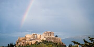 Ουράνιο τόξο πάνω από την Ακρόπολη, ένα από τα όμορφα επακόλουθα της βροχής (φωτ.: EUROKINISSI/Μάρκος Χουζούρης)