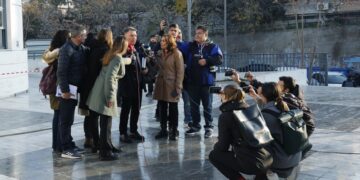 Ο συνήγορος υπεράσπισης της Ρούλας Πισπιρίγκου Αλέξης Κούγιας κάνει δηλώσεις στους δημοσιογράφους ενώ προσέρχεται στο Μικτό Ορκωτό Δικαστήριο, στην Αθήνα (φωτ. αρχείου: ΑΠΕ-ΜΠΕ/Αλέξανδρος Βλάχος)