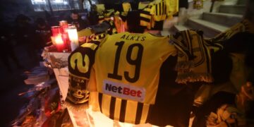 Κεριά και αναμνηστικά στο σημείο που δολοφονήθηκε ο Άλκης Καμπανός (φωτ.: EUROKINISSI/Ραφαήλ Γεωργιάδης)