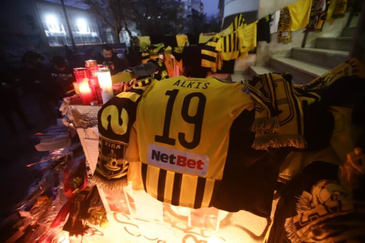 Κεριά και αναμνηστικά στο σημείο που δολοφονήθηκε ο Άλκης Καμπανός (φωτ.: EUROKINISSI/Ραφαήλ Γεωργιάδης)