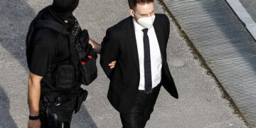 Ο Μπάμπης Αναγνωστόπουλος έξω από το Μικτό Ορκωτό Δικαστήριο, τον Μάιο του 2022 (φωτ.: EUROKINISSI / Γιώργος Κονταρίνης)