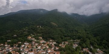 Το χωριό των Άνω Ποροΐων, κάτω από το όρος Μπέλες, όπως φαίνεται από ψηλά (φωτ.: ΑΠΕ-ΜΠΕ / Αχιλλέας Χήρας)