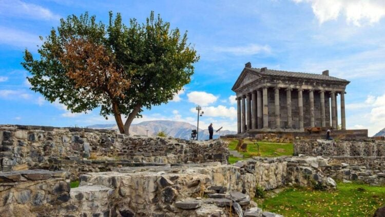 Αρχαίος ναός κλασικής ελληνιστικής αρχιτεκτονικής στο Γκαρνί της Αρμενίας (πηγή: aysor.am)